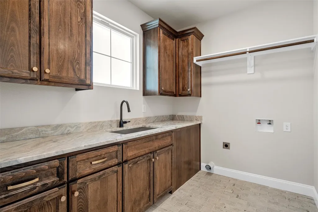 1025 Galaxy Woodway TX 76712