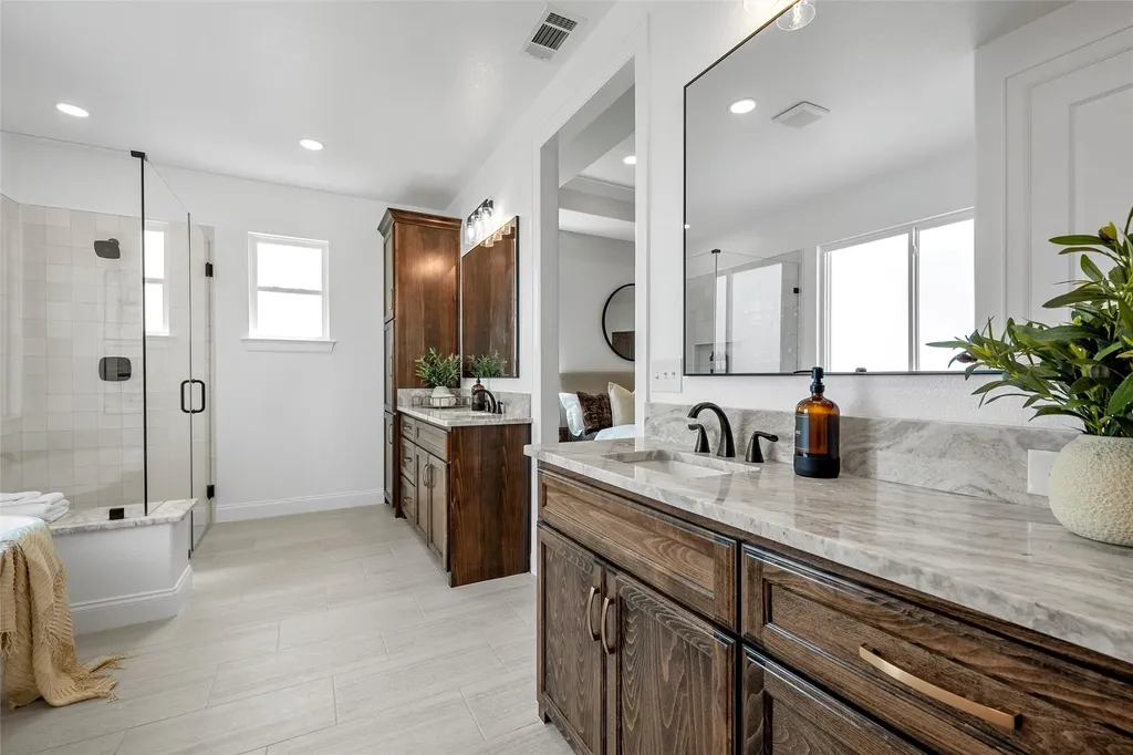 1025 Galaxy Woodway TX 76712