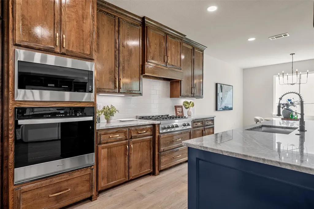 1025 Galaxy Woodway TX 76712