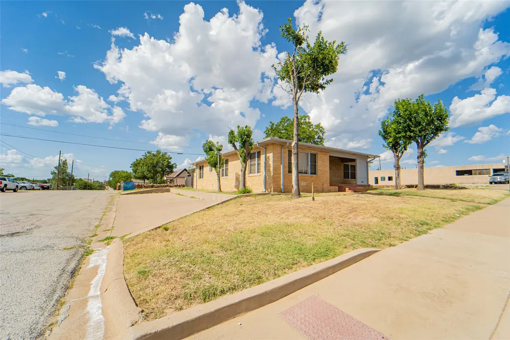 514 W Walker Street Breckenridge TX 76424