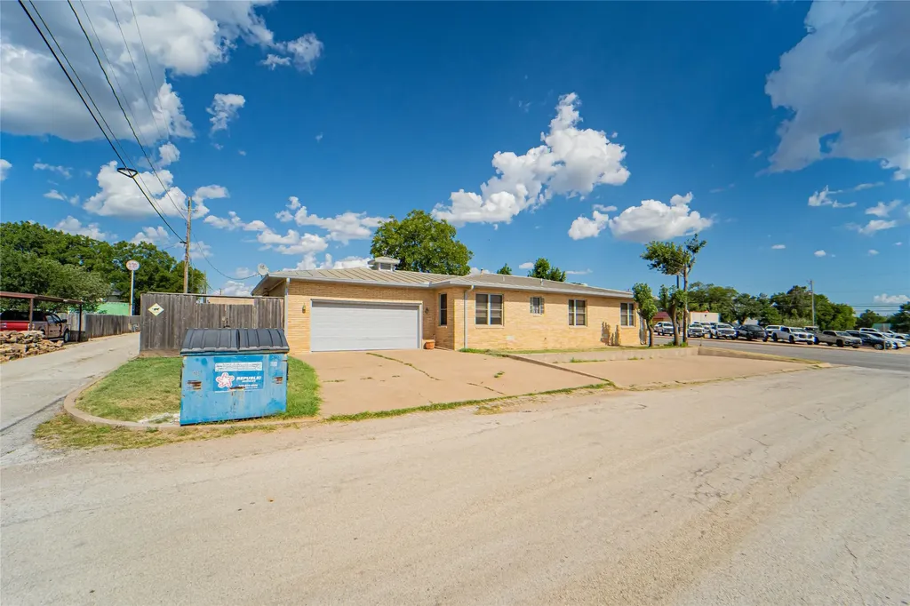 514 W Walker Street Breckenridge TX 76424