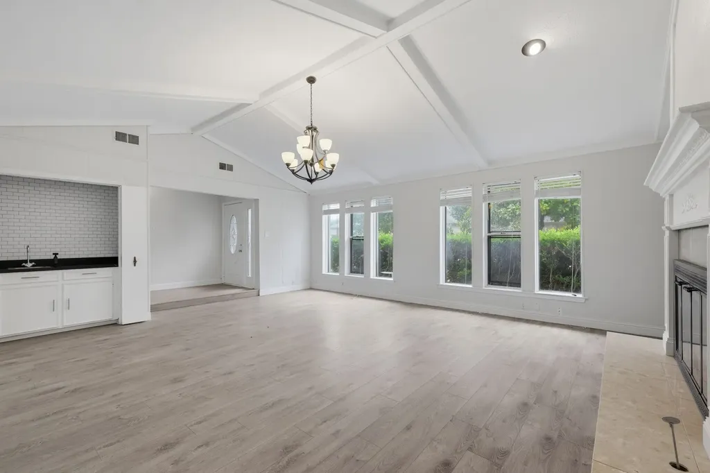 6908 Heatherknoll Drive Dallas TX 75248