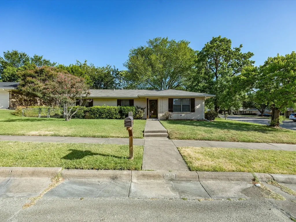 1313 Crestridge Street Ennis TX 75119