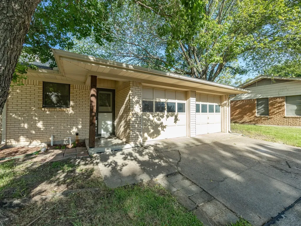 1313 Crestridge Street Ennis TX 75119