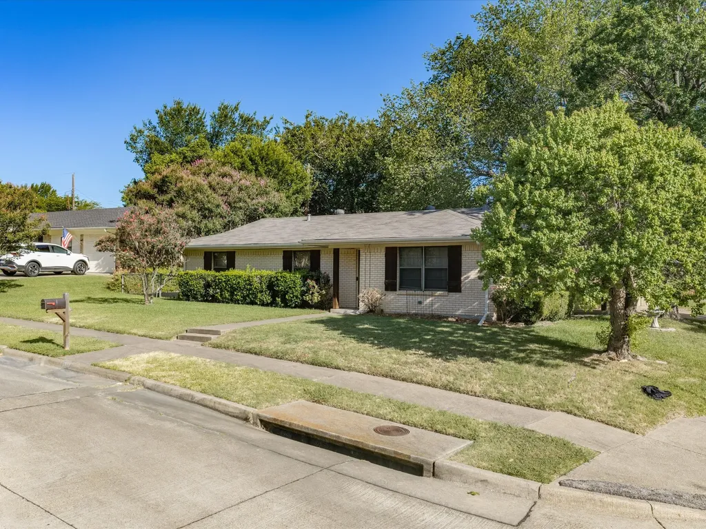 1313 Crestridge Street Ennis TX 75119