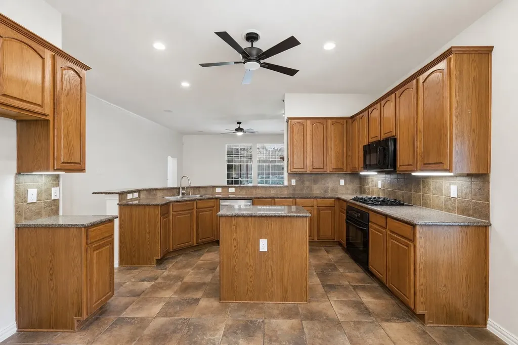 8210 Carter Street Lantana TX 76226