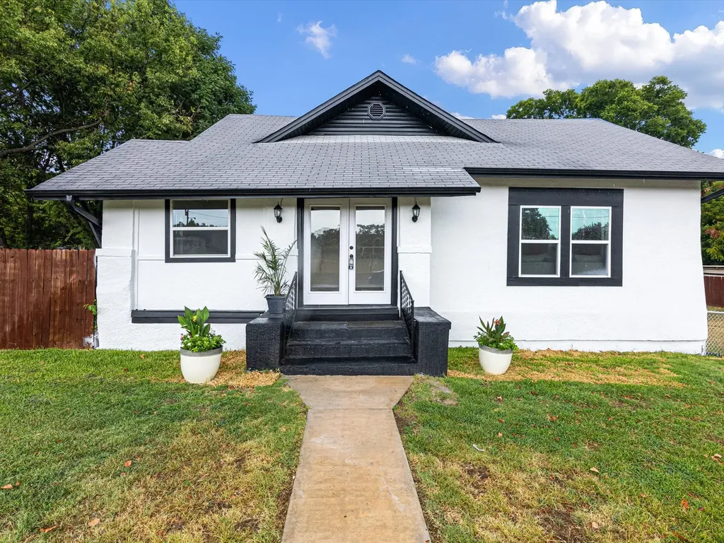 611 Cherry Street Bowie TX 76230