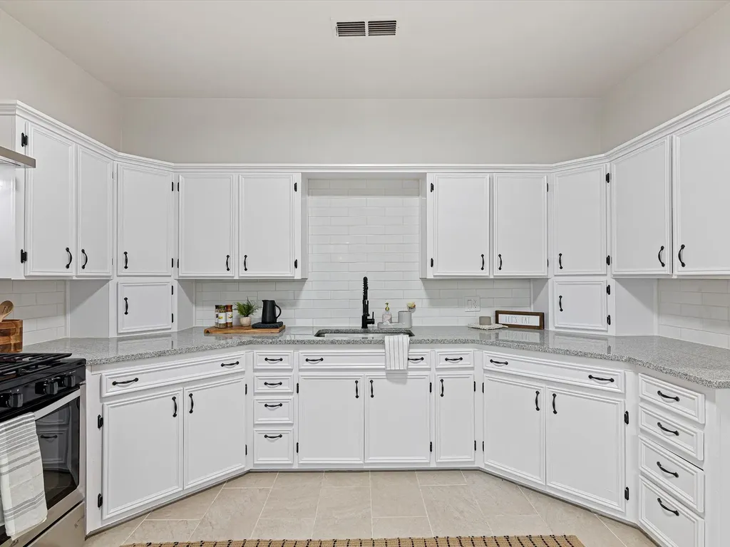 611 Cherry Street Bowie TX 76230
