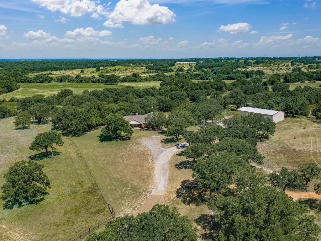 466 County Road 1180 Alvord TX 76225