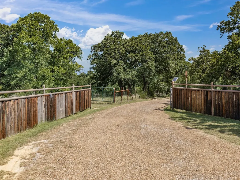 466 County Road 1180 Alvord TX 76225