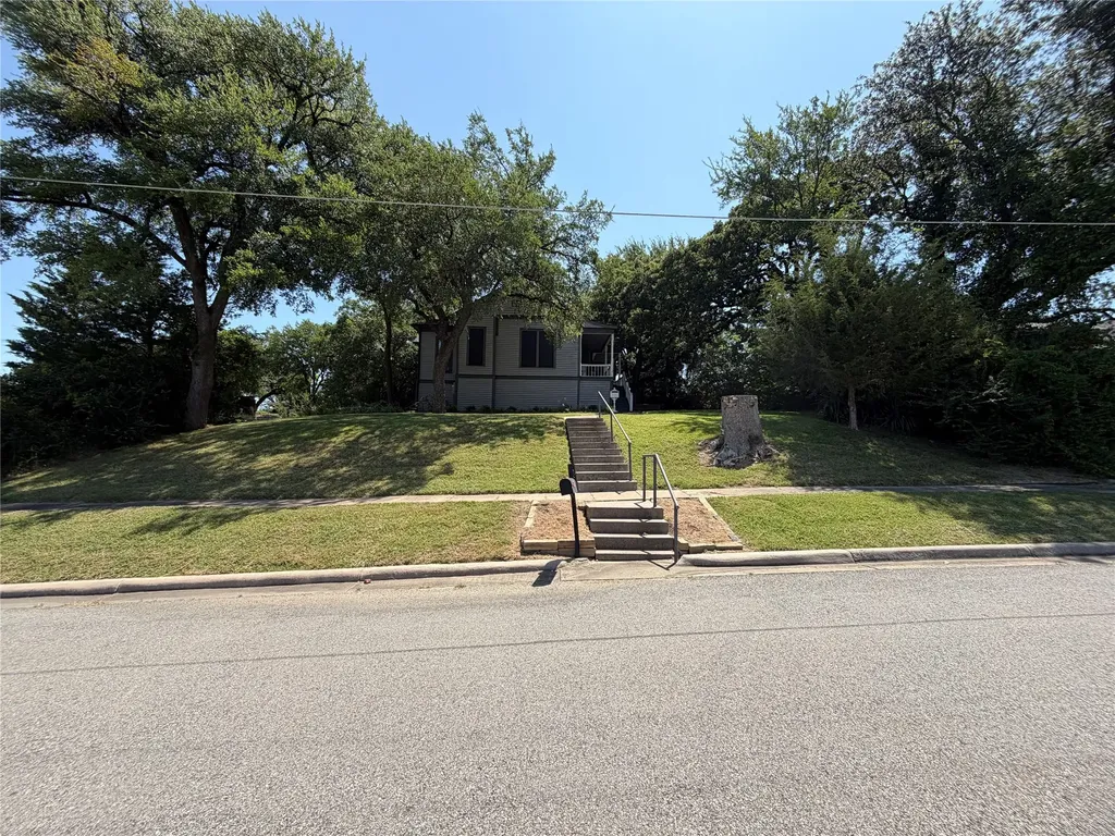 811 N Elm Street Sherman TX 75090