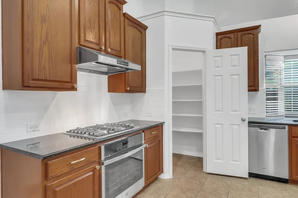 1194 Maple Ridge Way Murphy TX 75094