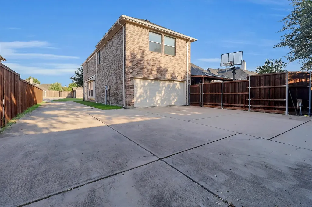 1194 Maple Ridge Way Murphy TX 75094