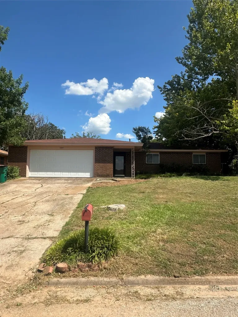 1507 N Matthews Street Bowie TX 76230