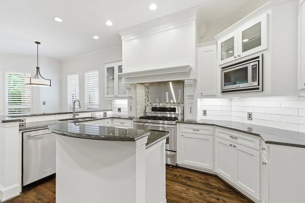 18323 Frankford Lakes Circle Dallas TX 75252
