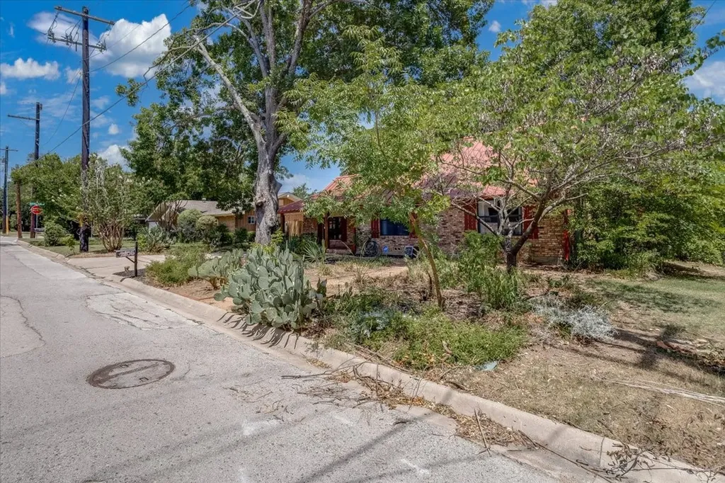 2105 Emerson Lane Denton TX 76209