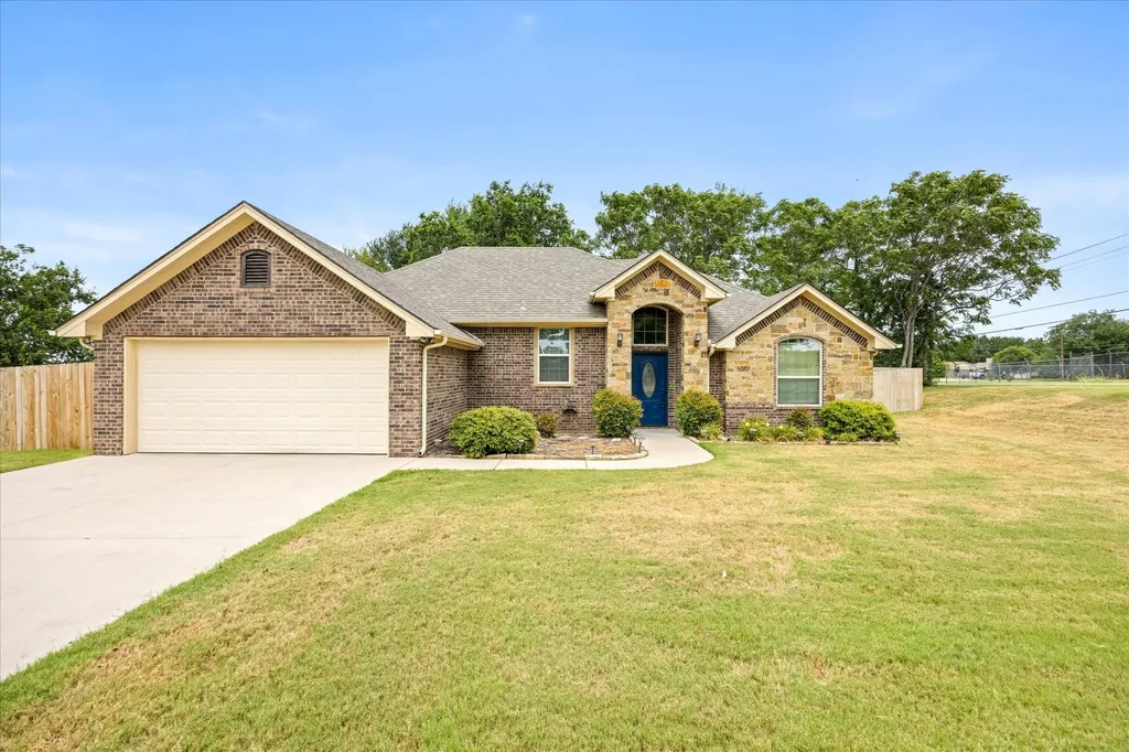 306 Knob Hill Drive Granbury TX 76048