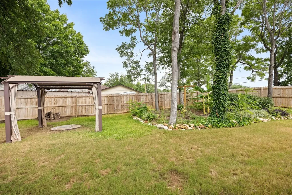 306 Knob Hill Drive Granbury TX 76048