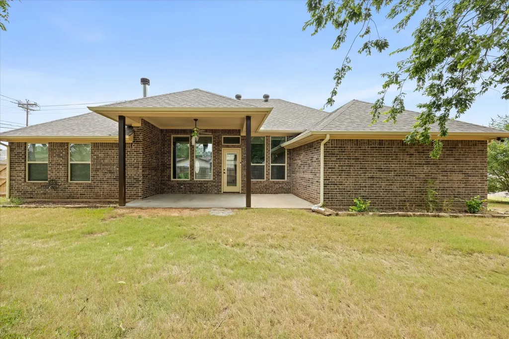 306 Knob Hill Drive Granbury TX 76048