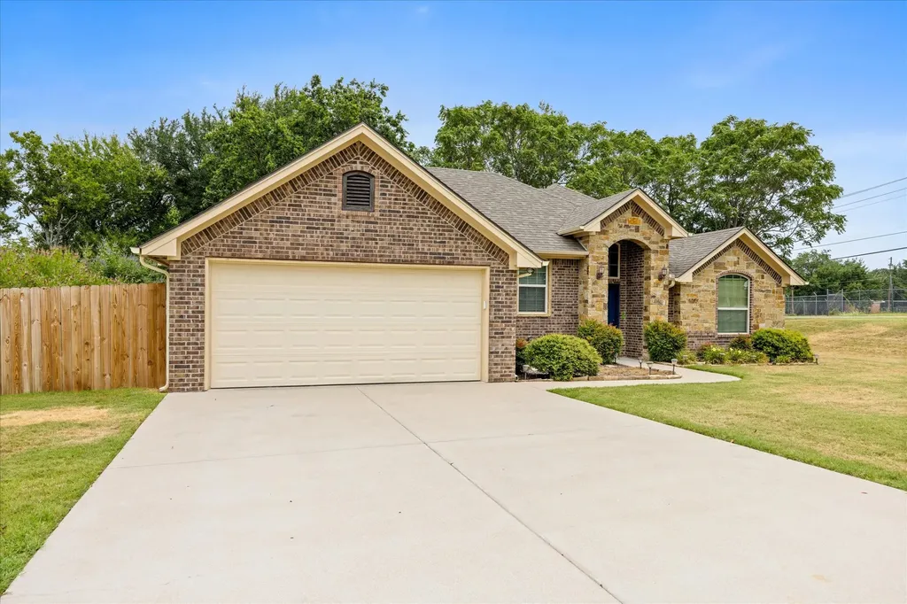 306 Knob Hill Drive Granbury TX 76048