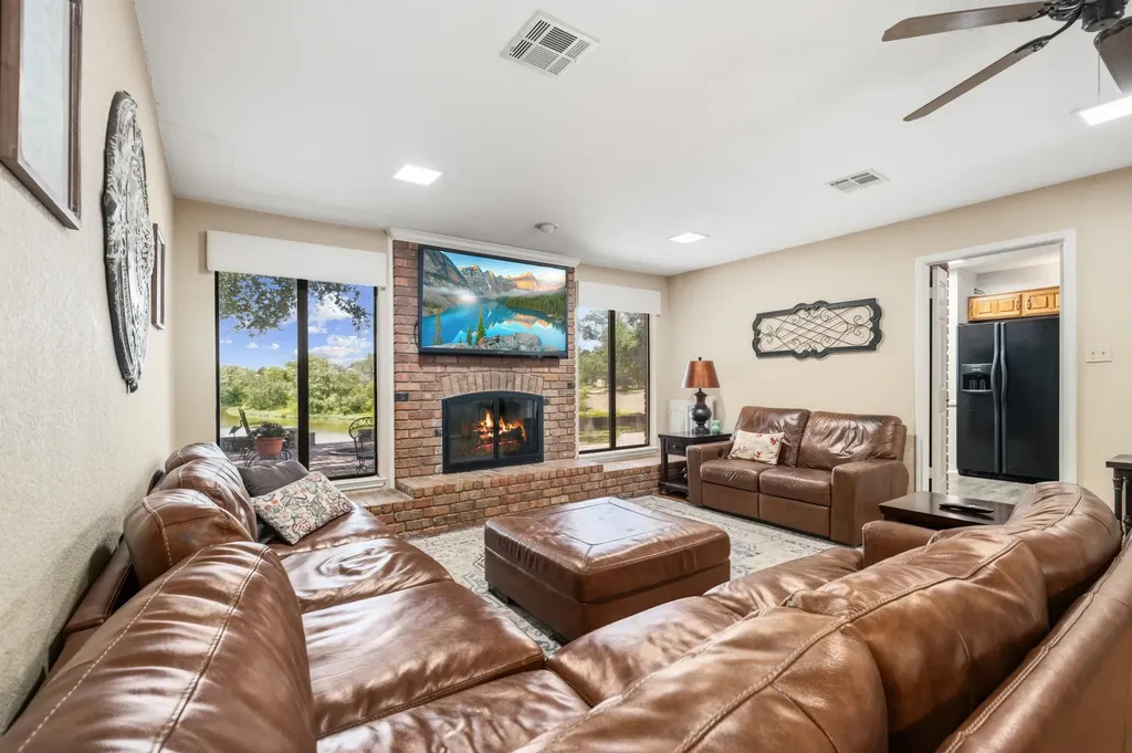 9208 Country Lake Drive Waco TX 76708