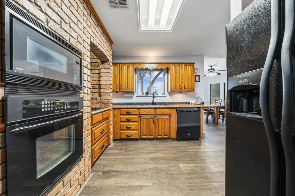 9208 Country Lake Drive Waco TX 76708
