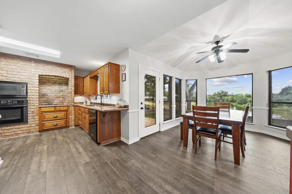 9208 Country Lake Drive Waco TX 76708