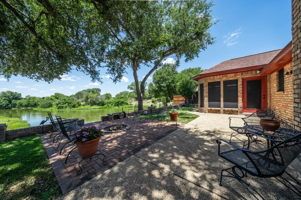 9208 Country Lake Drive Waco TX 76708
