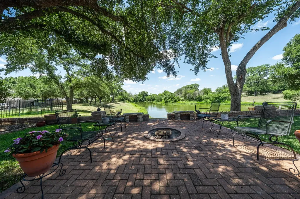 9208 Country Lake Drive Waco TX 76708
