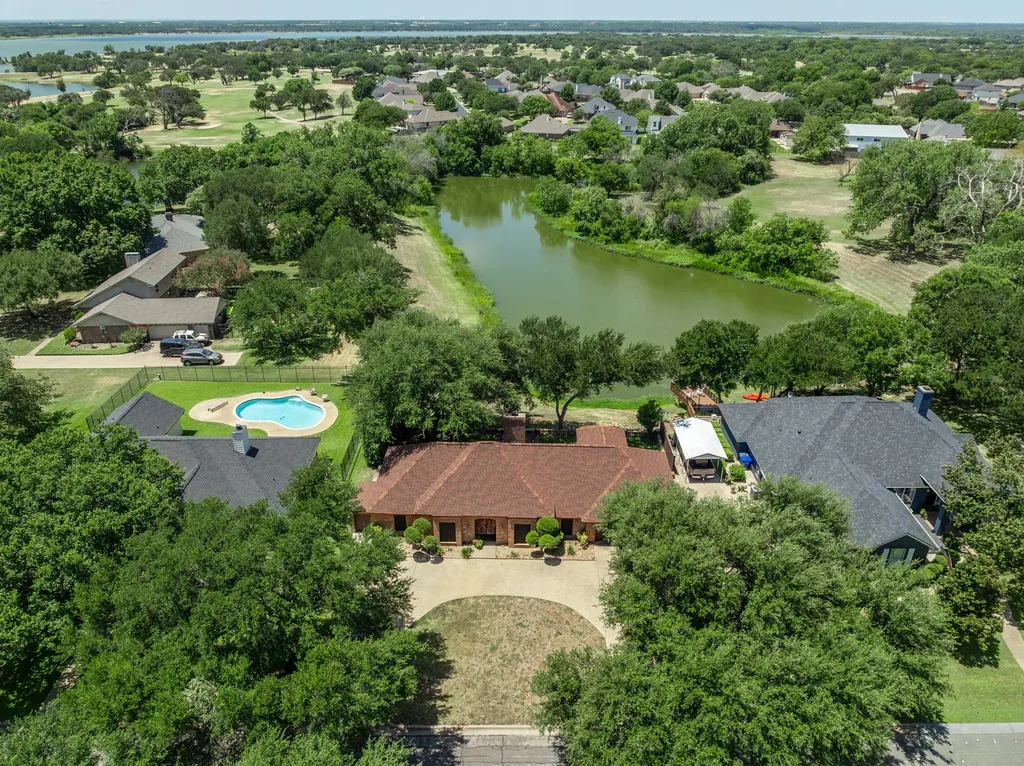 9208 Country Lake Drive Waco TX 76708