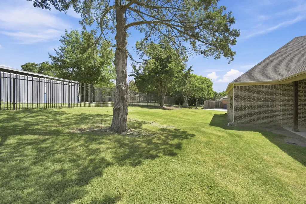 1906 Clearview Drive Ennis TX 75119