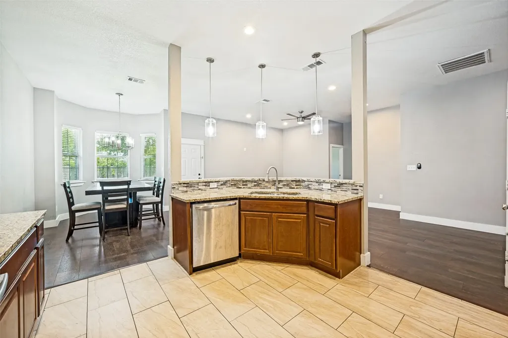 2733 Carpenter Avenue Dallas TX 75215