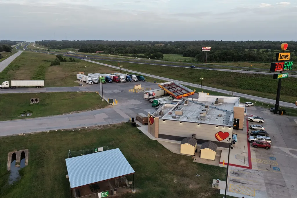 00 Highway 90 Luling TX 78648