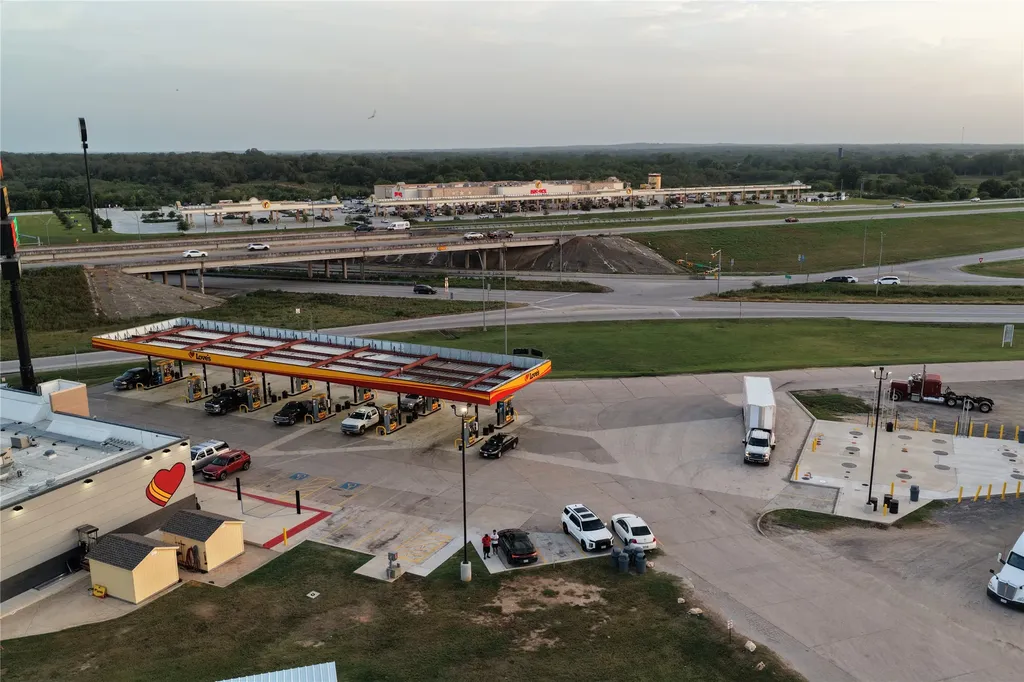 00 Highway 90 Luling TX 78648