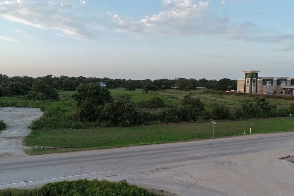 00 Highway 90 Luling TX 78648