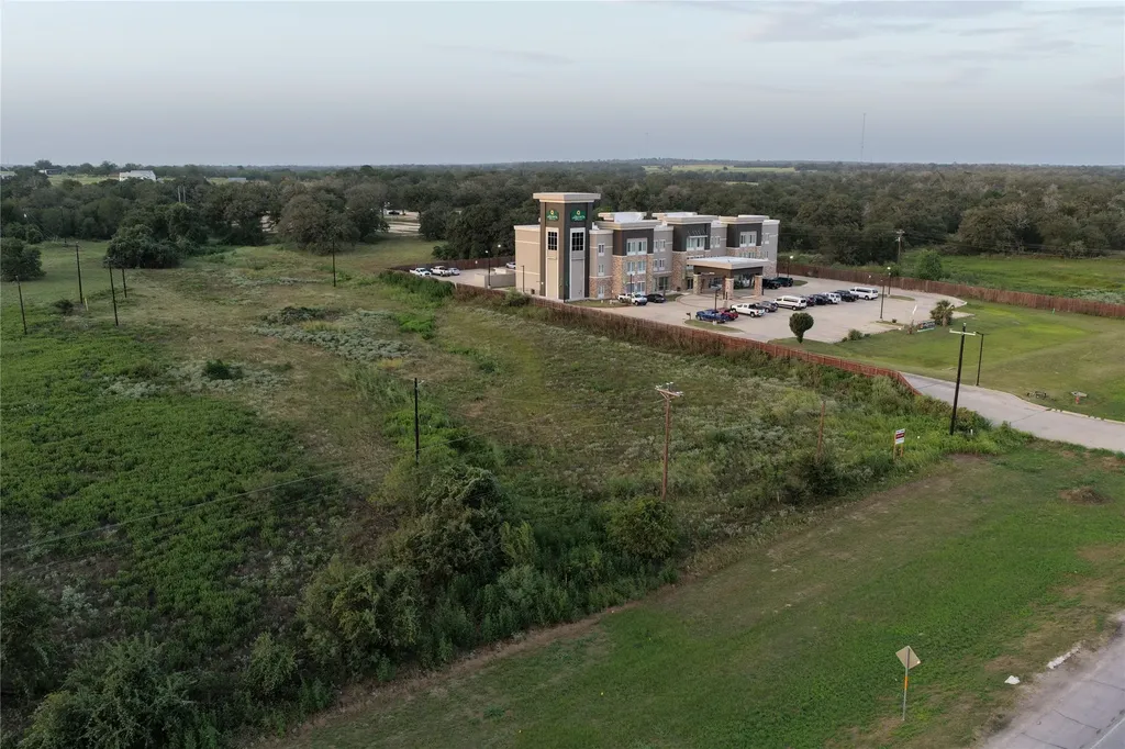 00 Highway 90 Luling TX 78648