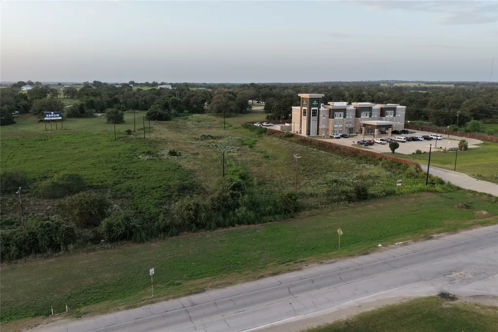 00 Highway 90 Luling TX 78648