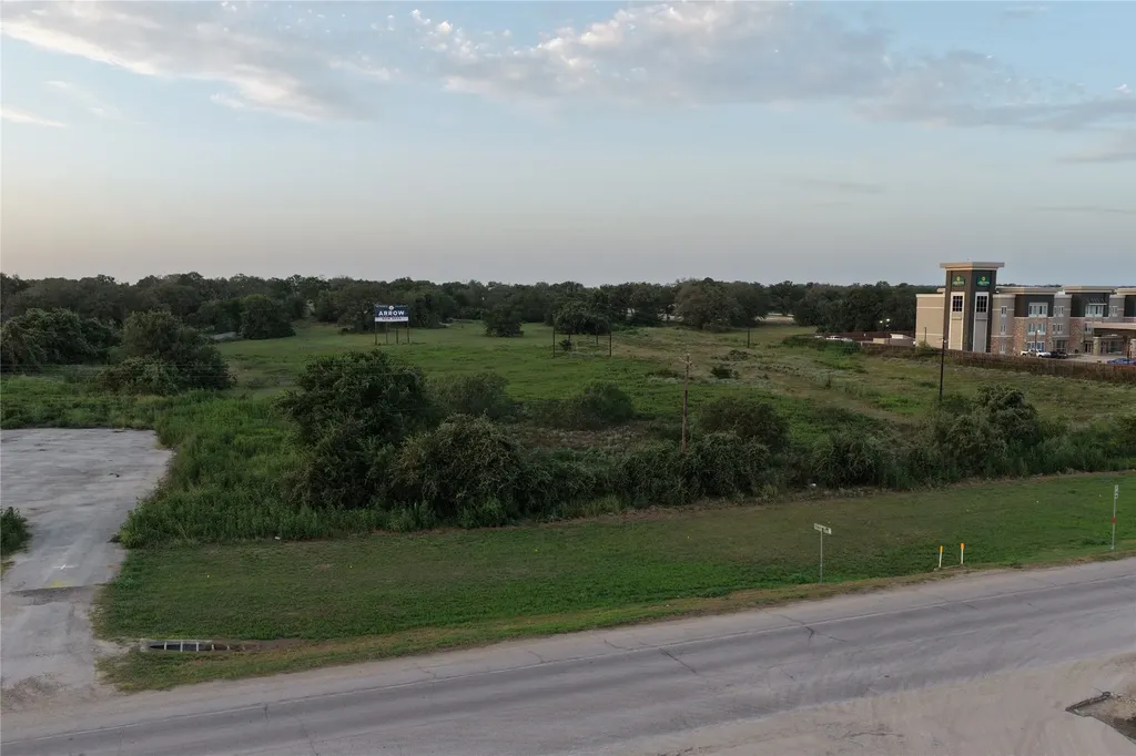 00 Highway 90 Luling TX 78648
