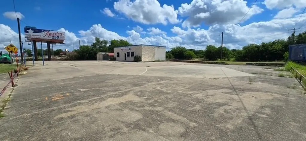1404 N Stemmons Freeway Sanger TX 76266