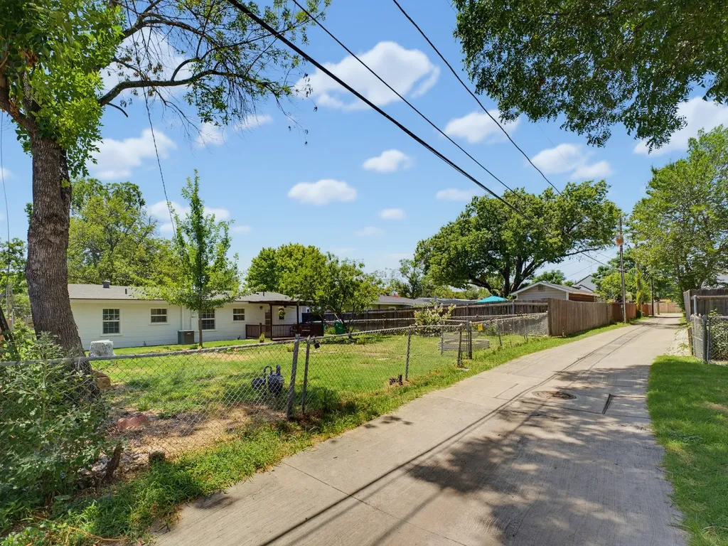 5852 Lyle Street Westworth Village TX 76114