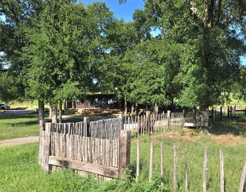 1746 S Fm 372 Gainesville TX 76240