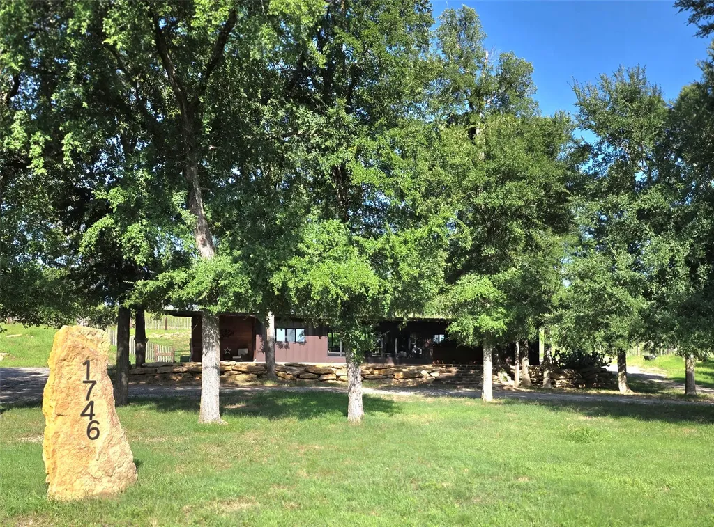 1746 S Fm 372 Gainesville TX 76240