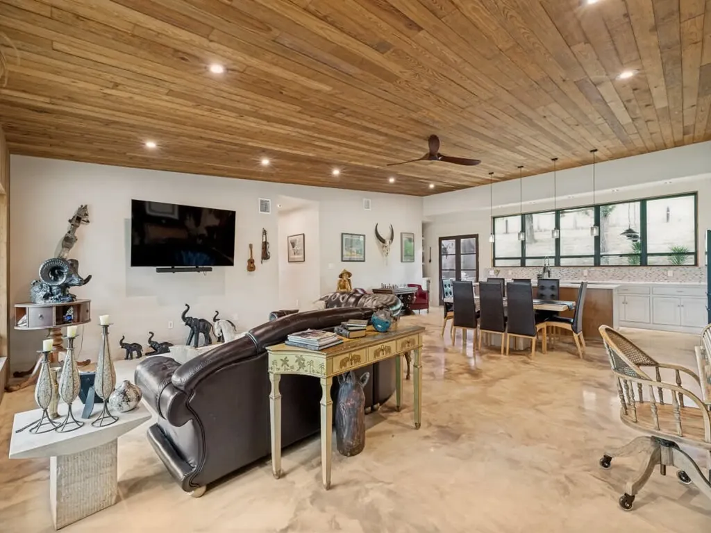 1746 S Fm 372 Gainesville TX 76240