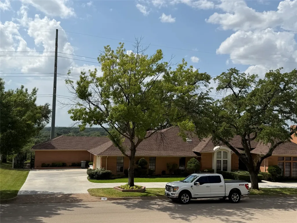 18 Thornhill Road Benbrook TX 76132