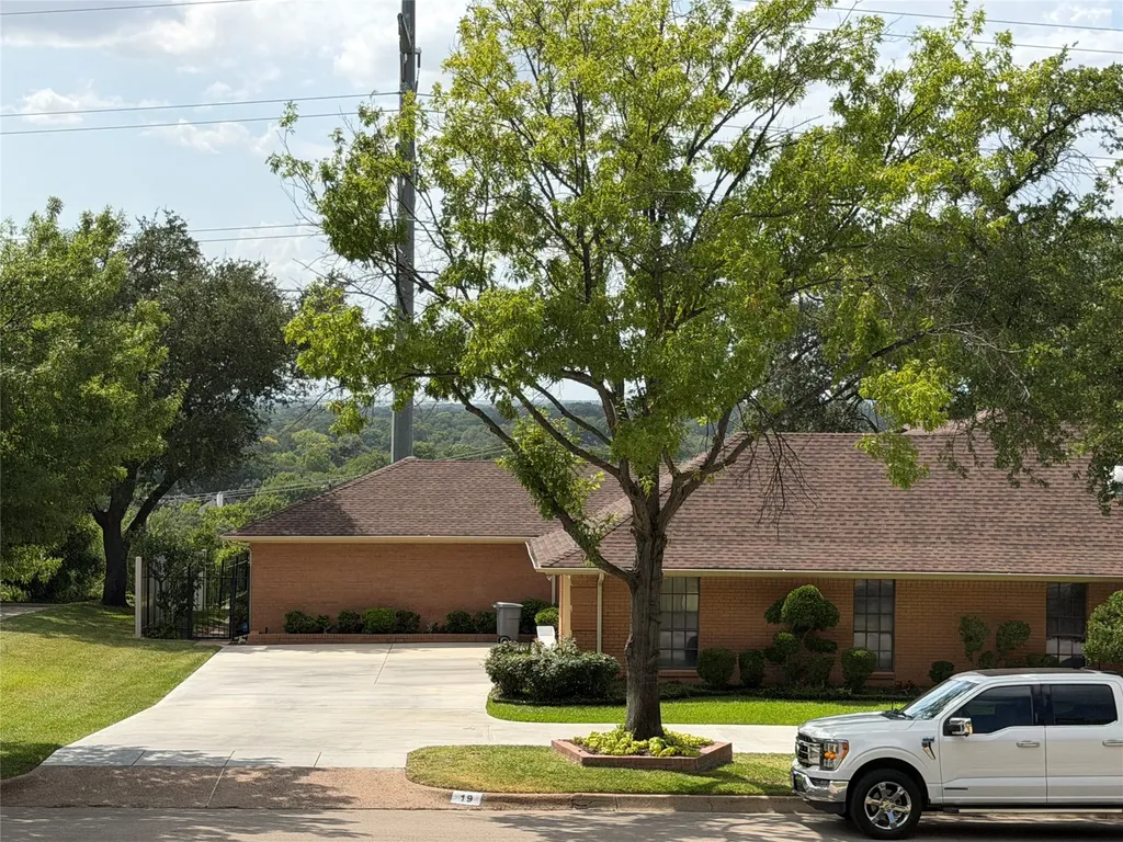 18 Thornhill Road Benbrook TX 76132