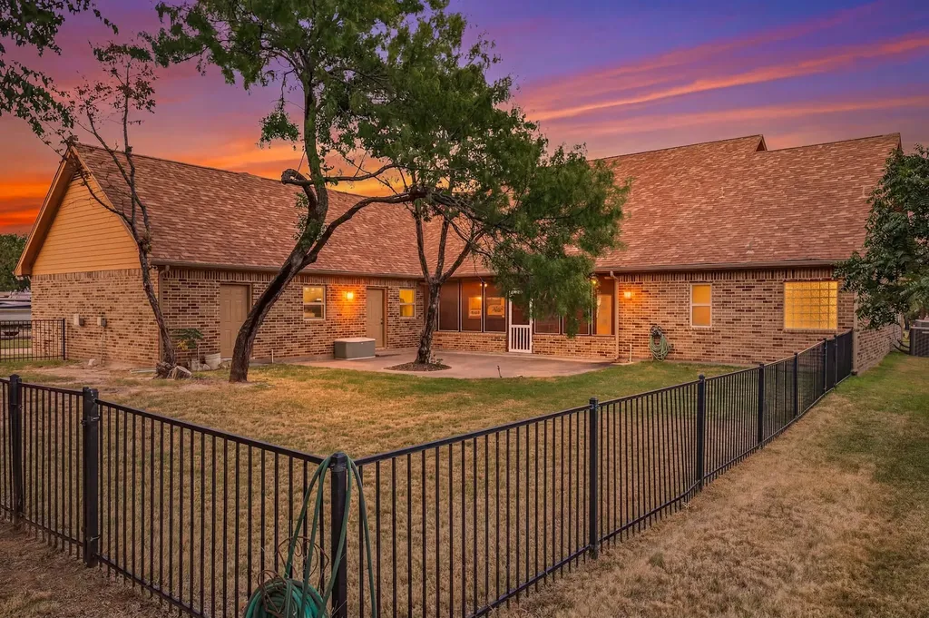 910 Mallard Pointe Drive Granbury TX 76049