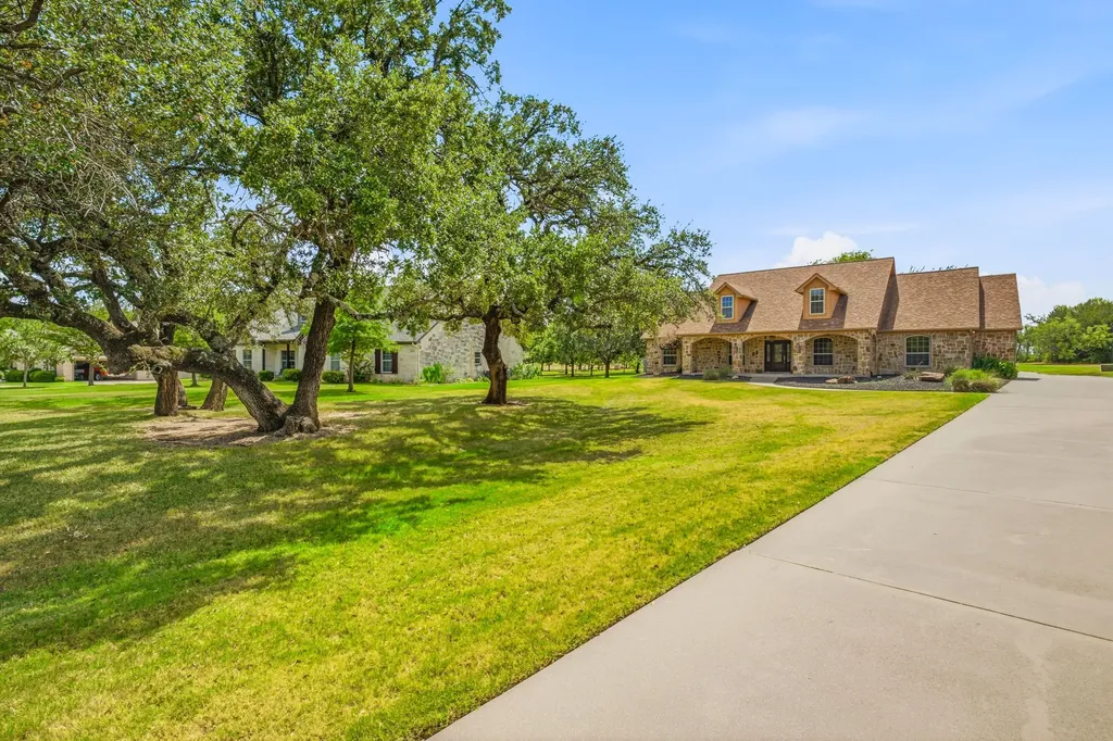 910 Mallard Pointe Drive Granbury TX 76049