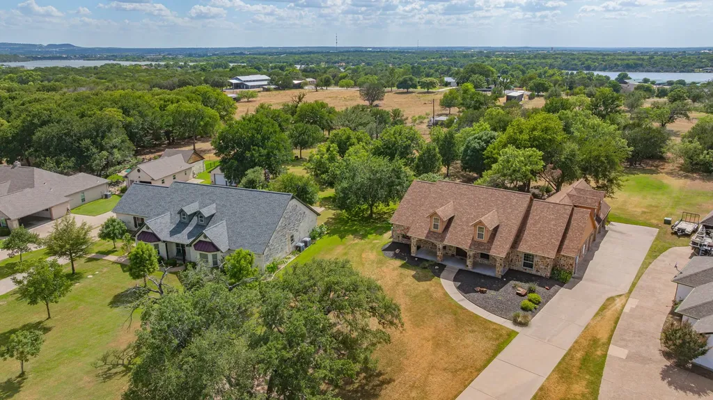 910 Mallard Pointe Drive Granbury TX 76049