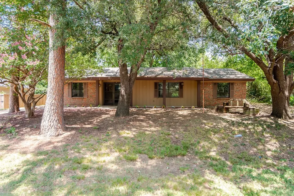 611 Cain Street Lake Dallas TX 75065
