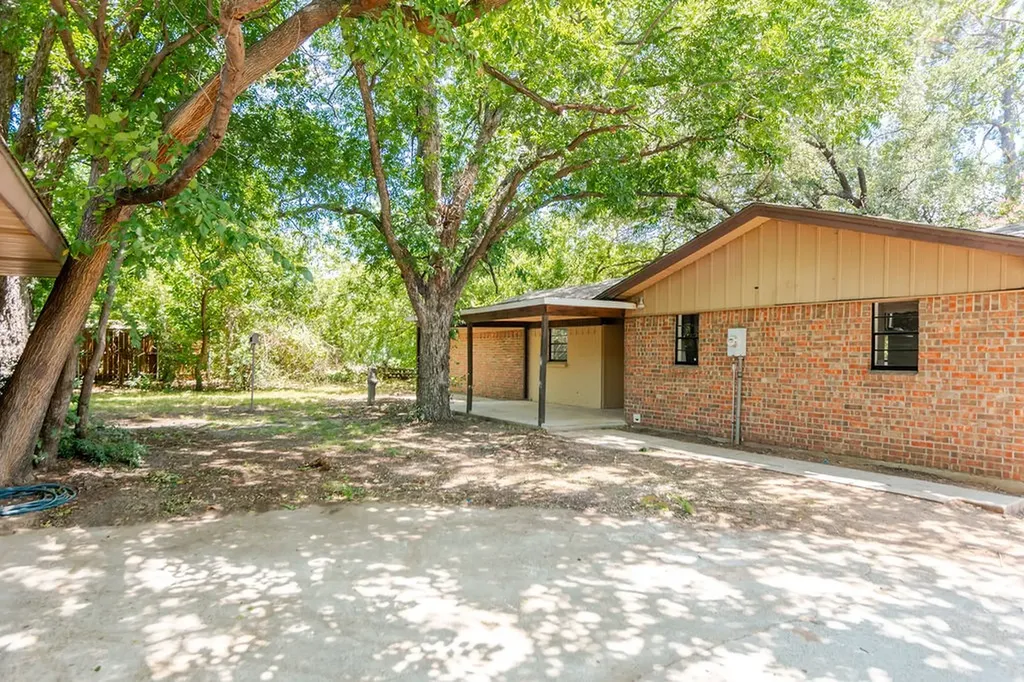 611 Cain Street Lake Dallas TX 75065